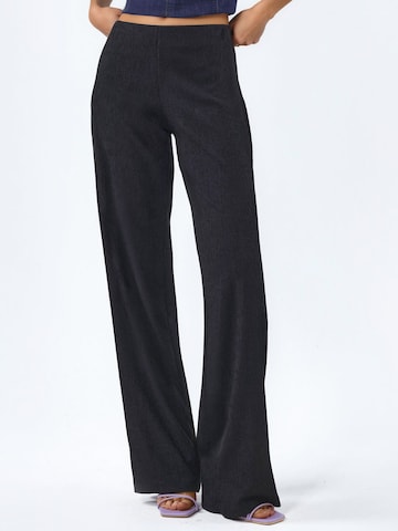 Pantaloni di Busem in nero: frontale