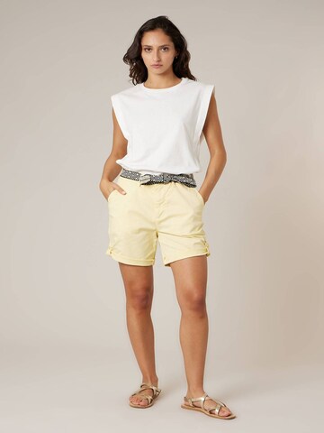 Coupe slim Pantalon Deeluxe en jaune