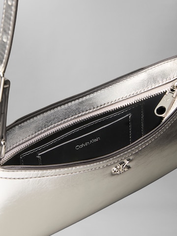 Calvin Klein - Bolso de hombro en plata