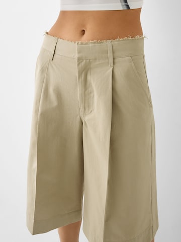 regular Pantaloni con pieghe di Bershka in beige