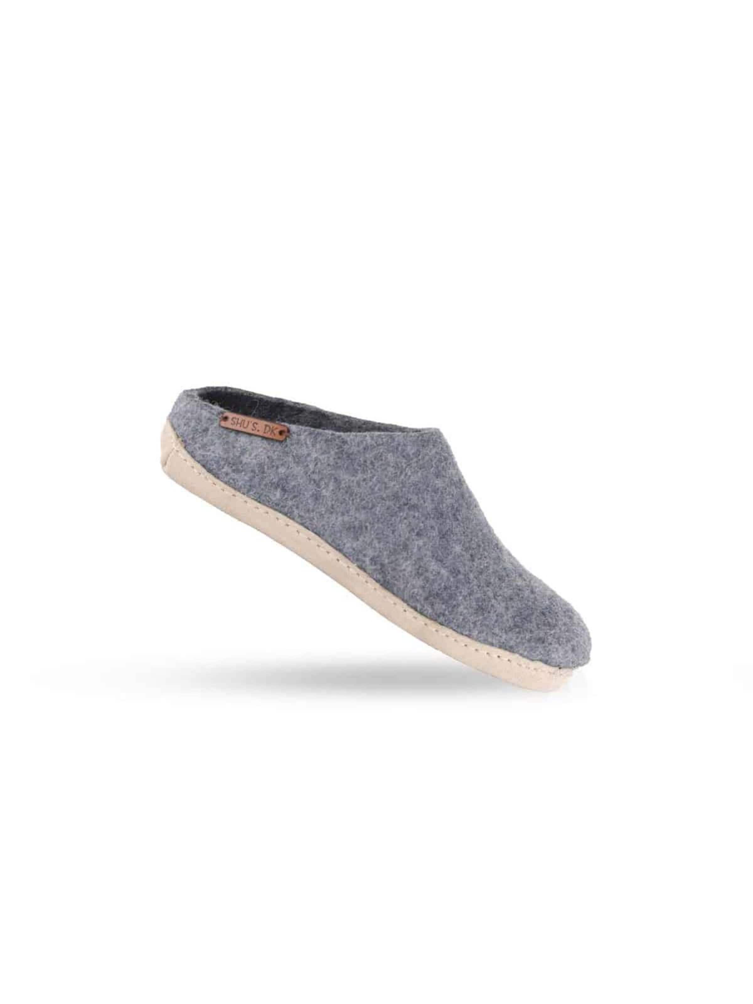SHUS walk with nature Slip-in 'Uldtøffel (100% ren uld) - hjemmesko m/sål i skind - Dansk Design fra SHUS' i grå
