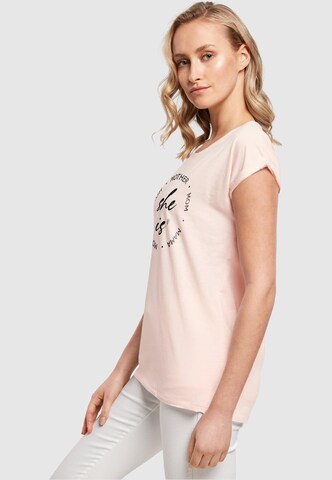 T-shirt 'Mothers Day - She is' Merchcode en rose