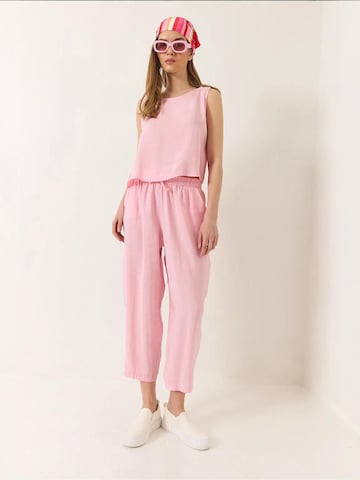 Completo pantalone di Bianco Lucci in rosa