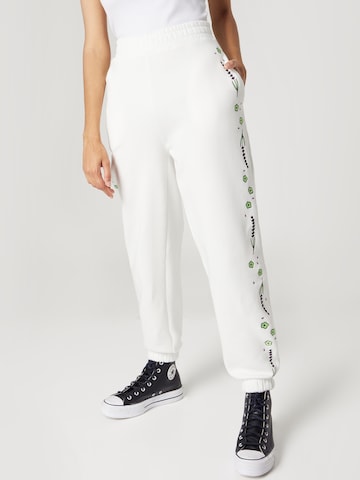 florence by mills exclusive for ABOUT YOU Tapered Broek 'Lilli' in Wit: voorkant