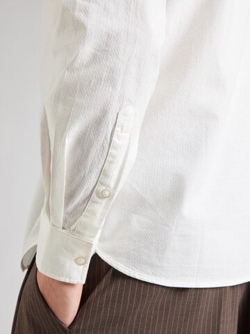 s.Oliver Regular fit Риза в бяло