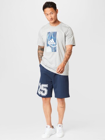 ADIDAS SPORTSWEAR Funktionsshirt 'Bagde of Sport Courts Graphic' in Grau