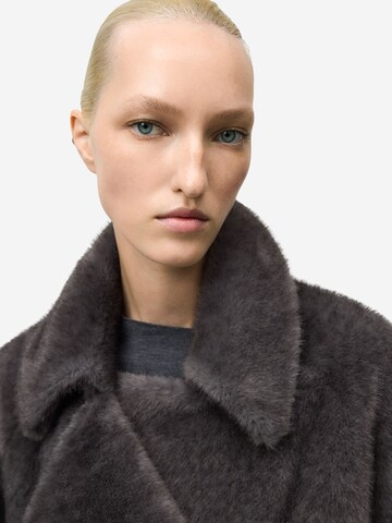 Adolfo Dominguez Mantel in Grau