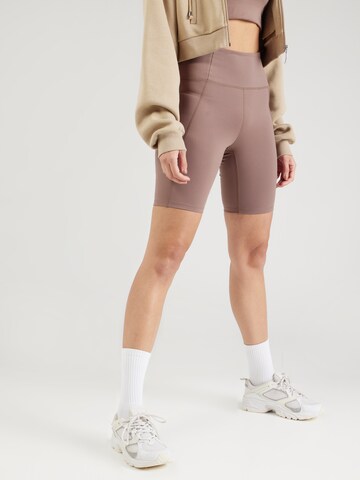 Girlfriend Collective Skinny Sportshorts in Braun: predná strana