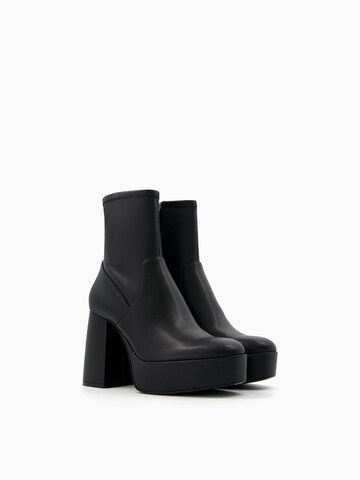 Bershka Stiefelette in Schwarz