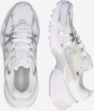 Nike Sportswear - Zapatillas deportivas bajas 'V2K' en blanco