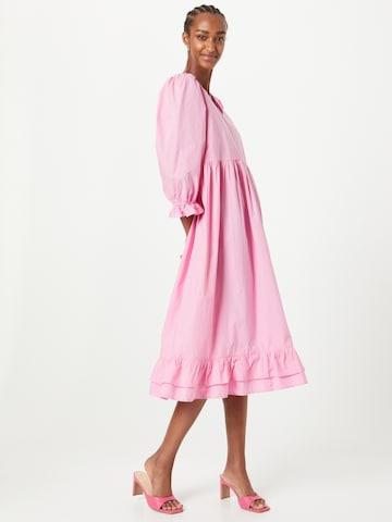 Robe 'Dasha' mbym en rose