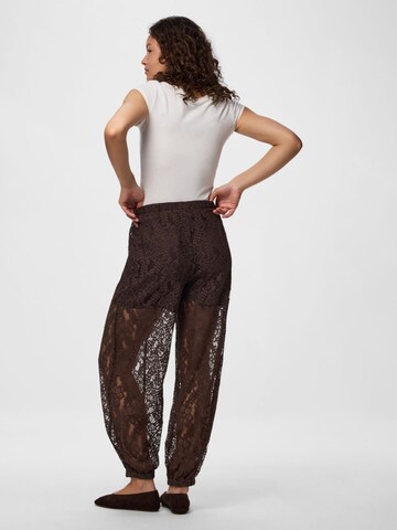 Effilé Pantalon 'PCAline' PIECES en marron