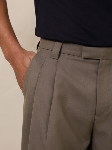 Loosefit Pantaloni con piega frontale 'N.Premium' di Next in beige
