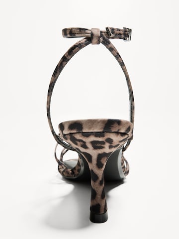 Bershka Sandalen met riem in Bruin