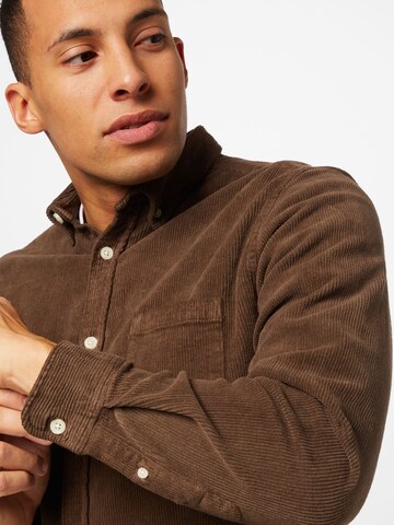 Redefined Rebel - Ajuste regular Camisa 'Sean' en marrón