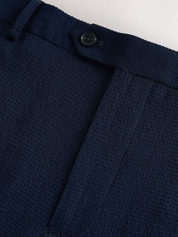 Coupe slim Pantalon à plis Next en bleu