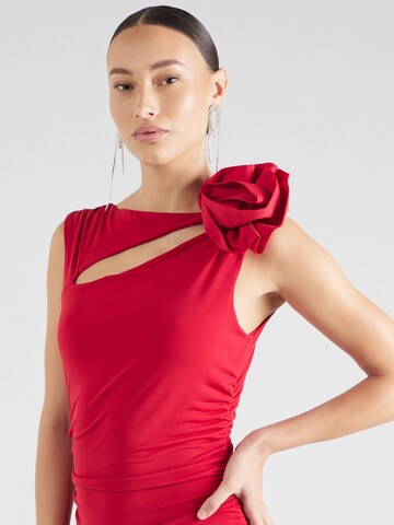 Rochie de seară de la Karen Millen pe roșu