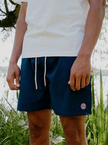 FC BAYERN MÜNCHEN Badeshorts Reactive in Blau: Vorderseite