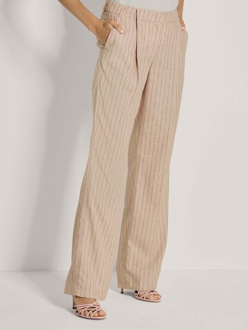 MADELEINE Loose fit Pleat-front trousers in Pink