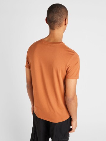 Coupe regular T-Shirt ALPHA INDUSTRIES en marron