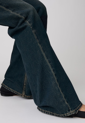 LEVI'S ® Flared Jeans 'PUDDLE SNAP FLARE' in Blauw