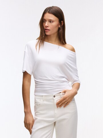 Tricou de la Bershka pe alb: față