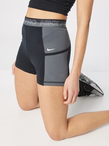 NIKE Slimfit Sportshorts in Schwarz