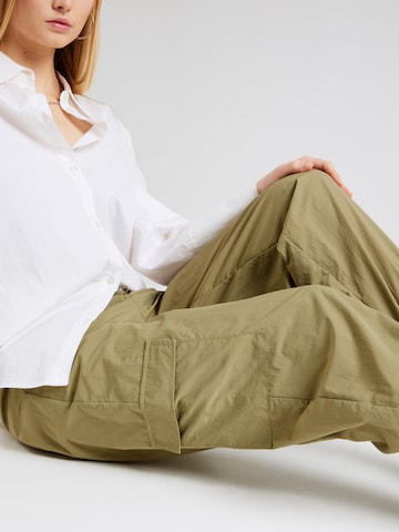 ABOUT YOU Regular Cargo Pants 'Emma' in Green