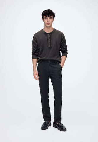 Pulover de la Abercrombie & Fitch pe negru: față