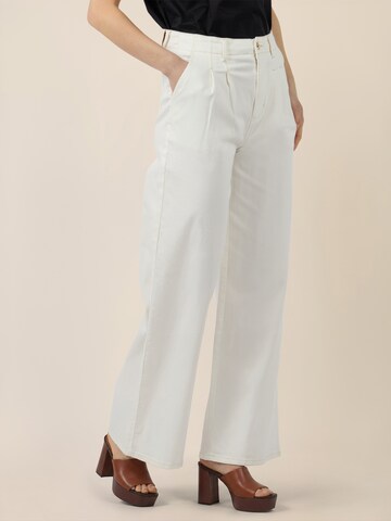 APART Loose fit Pleated Jeans in White: front