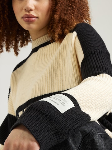 Karo Kauer Avara lõikega kampsun, värv must