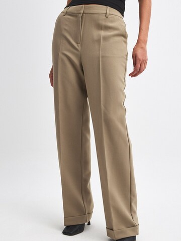 NA-KD Loose fit Pleated Pants in Beige: front