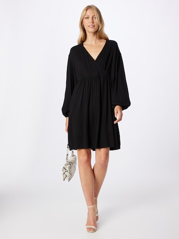 Robe minimum en noir