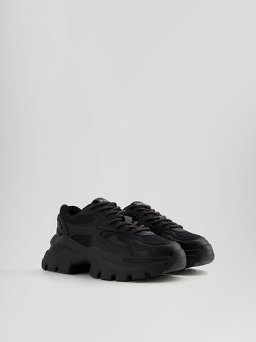 Sneaker low de la Bershka pe negru