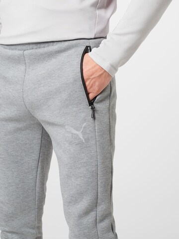 PUMA - Tapered Pantalón deportivo 'Evostripe' en gris