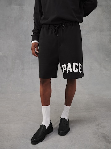 Pacemaker גזרה משוחררת מכנסיים 'Jordan' בשחור: מלפנים