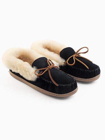 Minnetonka Mokassin 'Alpinsheepskin' in Schwarz