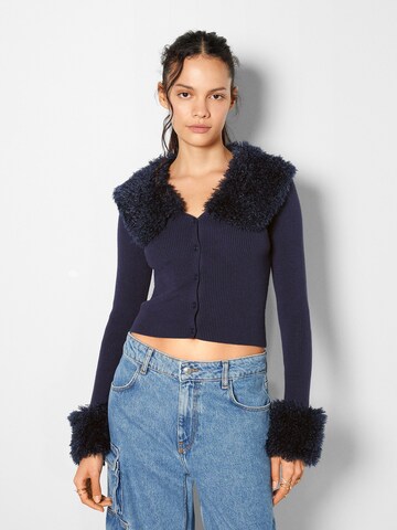 Bershka Gebreid vest in Blauw: voorkant