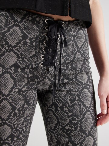 Flared Pantaloni di Monki in grigio