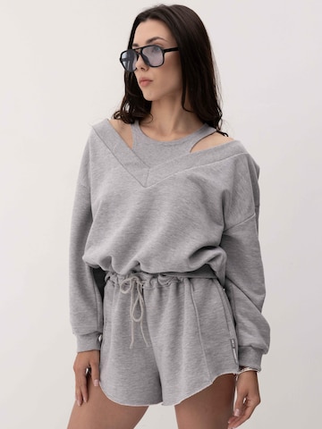 Sweat-shirt 'VALLURE' FEMSSY en gris
