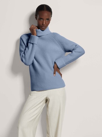 MADELEINE Pullover in Blau: Vorderseite