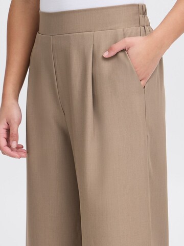 Wide leg Pantaloni con pieghe 'DORTHEA' di ICHI in marrone