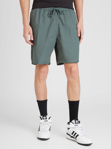 Iriedaily Loosefit Shorts 'City Relax' in Grün: predná strana