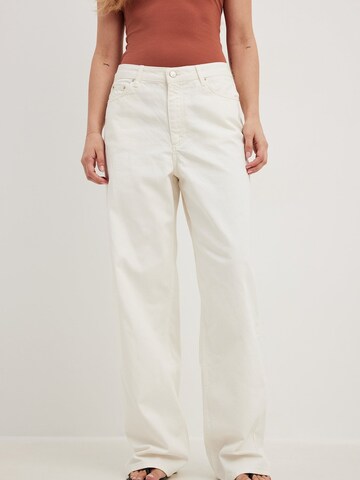 NA-KD Loose fit Jeans in White: front