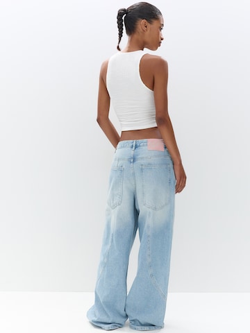 Top de la Pull&Bear pe alb