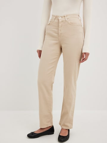 NA-KD Regular Jeans in Beige: predná strana