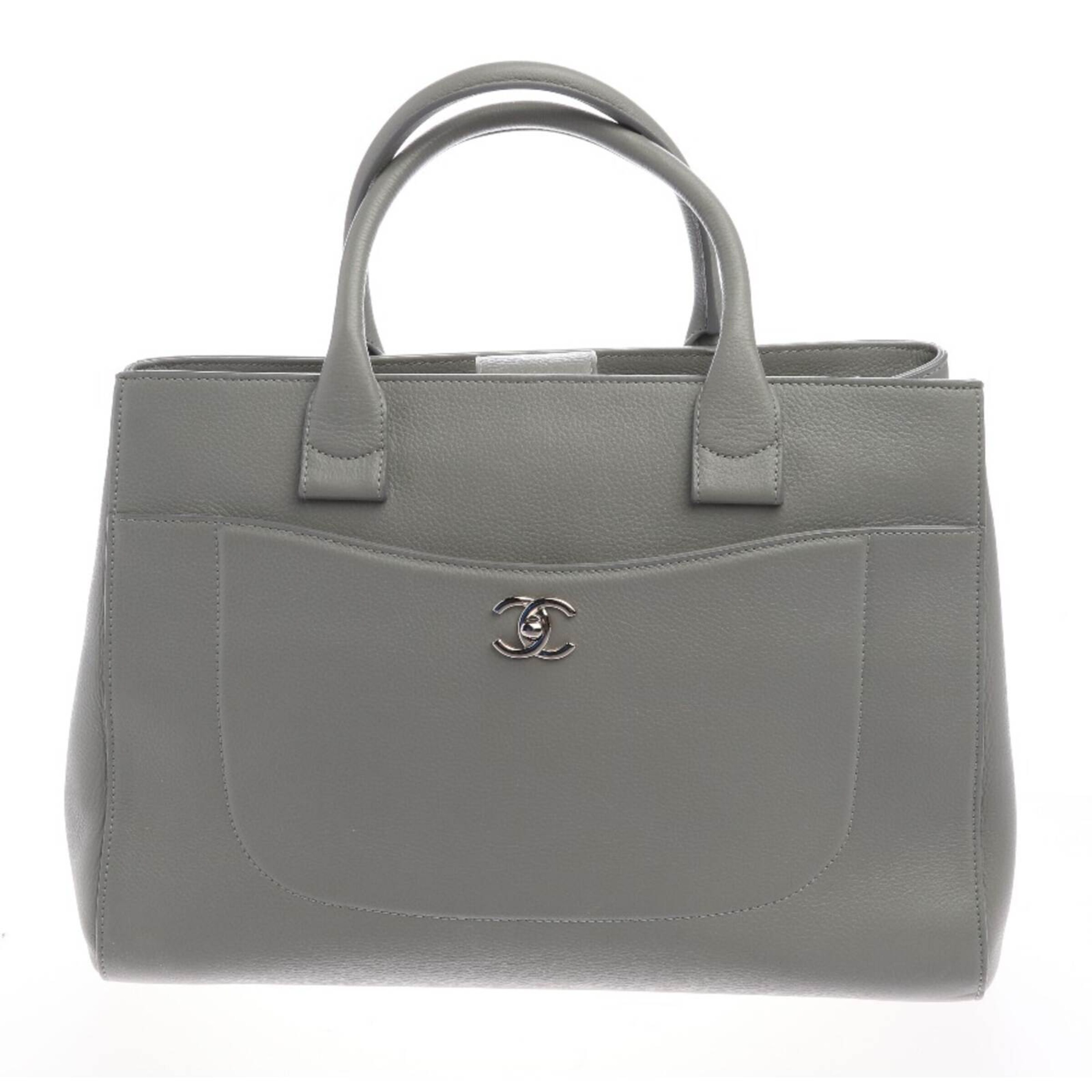 CHANEL Bag in One size in Grey: front