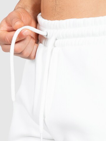 Effilé Pantalon de sport 'Athlete' Smilodox en blanc