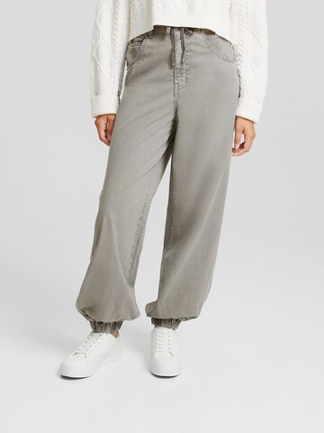 Bershka Tapered Jeans in Grey: front