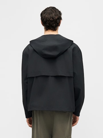 new balance Преходно яке в черно